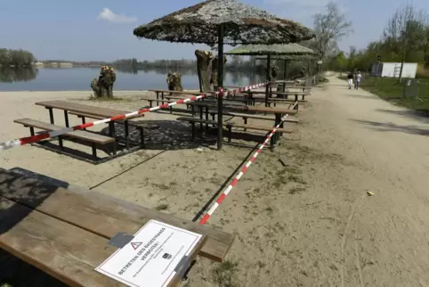 Zur Silberseesperrung gehört, dass man auch nicht mehr auf dem Fußweg spazieren darf.