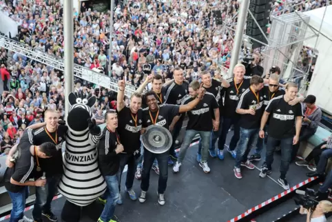 Der THW ist Meister – aber so wie hier 2014, mit den Fans auf dem Rathausbalkon, werden die Kieler diesmal nicht feiern (können)
