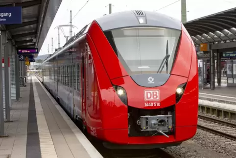 Die Notbremsung eines Triebfahrzeugführers rettete einer Frau das Leben. 