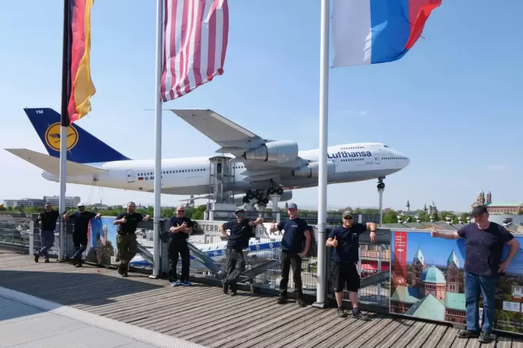 Ein Traum, fast ganz in weiß: Die Mitarbeiter des Technik-Museums Speyer sind stolz, ihrem Jumbo-Jet per Hochdruckstrahler wiede