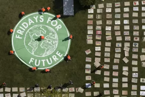 Plakate auf dem Boden statt in der Hand: Aktivisten von Fridays for Future werden in Corona-Zeiten kreativ. 
