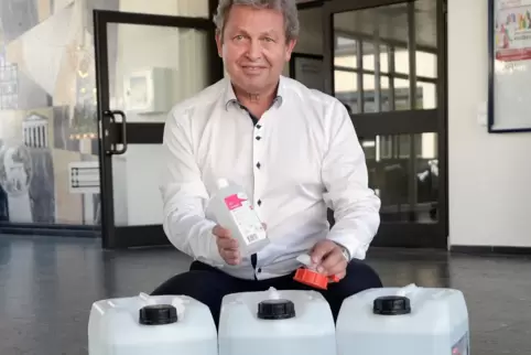 Desinfektionsmittel ist vorhanden, aber wie soll es versprüht werden? Schulleiter Manfred Bug und die Kanister. 
