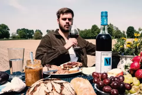 Schlemmern in der Idylle: Alexander Falk von den Eulen Ludwigshafen wird für den Wein von Wolfram Gratz ins Szene gesetzt. 