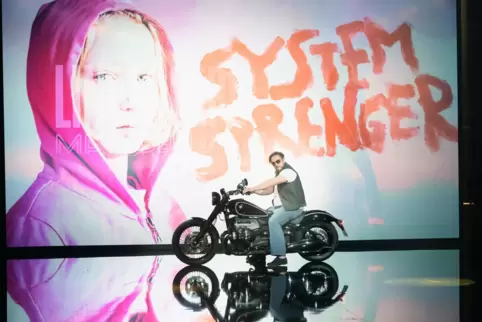 Schauspieler und Laudator Roland Zehrfeld rollte mit dem Motorrad auf die Bühne. „Systemsprenger“ ist der große Abräumer. 