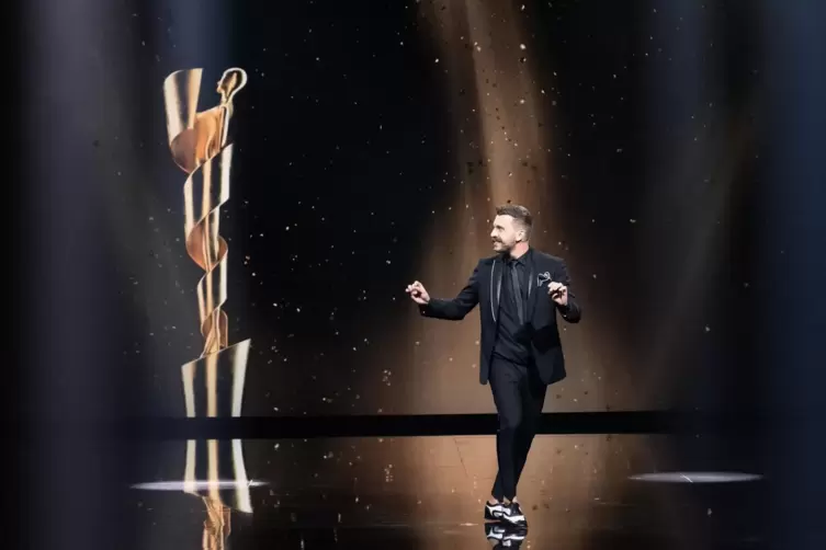 T&auml;nzerisch: Schauspieler Edin Hasanovic moderierte die Preisverleihung.