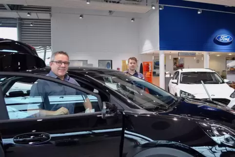 100.000 Euro hat Harald Wagner (vorn) in die Modernisierung des Ford-Autohauses auf der Husterhöhe investiert. Im Bild: Der Gesc