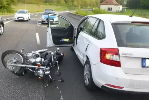 Zwischen Eisenberg und Kerzenheim sind ein Motorrad und ein Auto zusammengestoßen. Zwischen Eisenberg und Kerzenheim sind ein Motorrad und ein Auto zusammengestoßen.