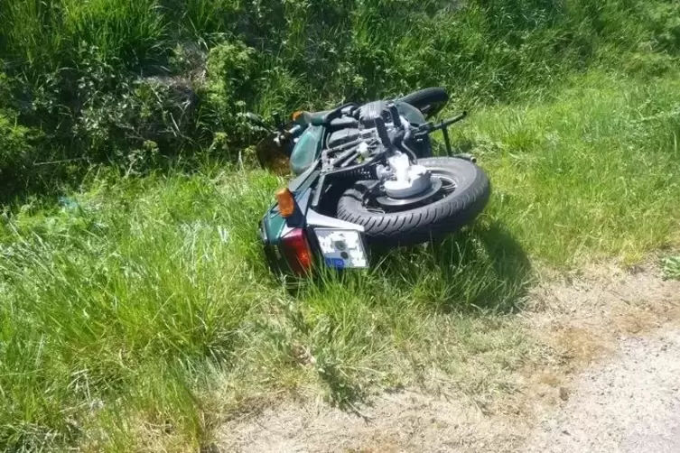 Ein Motorradfahrer hat zwischen Orbis und Morschheim wegen zu hoher Geschwindigkeit die Kontrolle &uuml;ber seine Maschine verloren. 