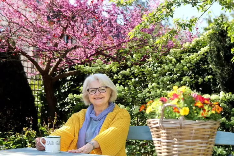 Elfriede Richter beim gemütlichen Kaffeetrinken in ihrem Garten ... 