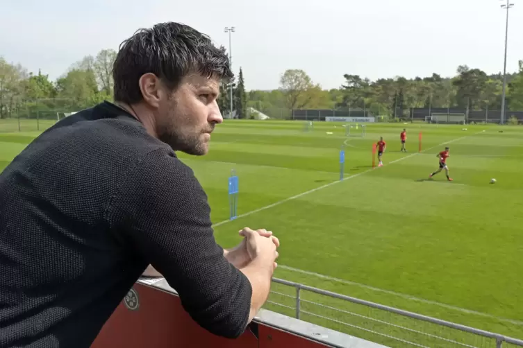 Es juckt: Florian Dick schaut beim Training des Drittligisten 1. FC Kaiserslautern zu. So gerne er auch auf dem Platz dabei wäre