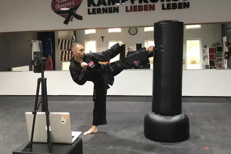 Weltmeisterliche Kampfkunst online: Kim Herzog setzt in Zeiten von Corona ein starkes Zeichen. 