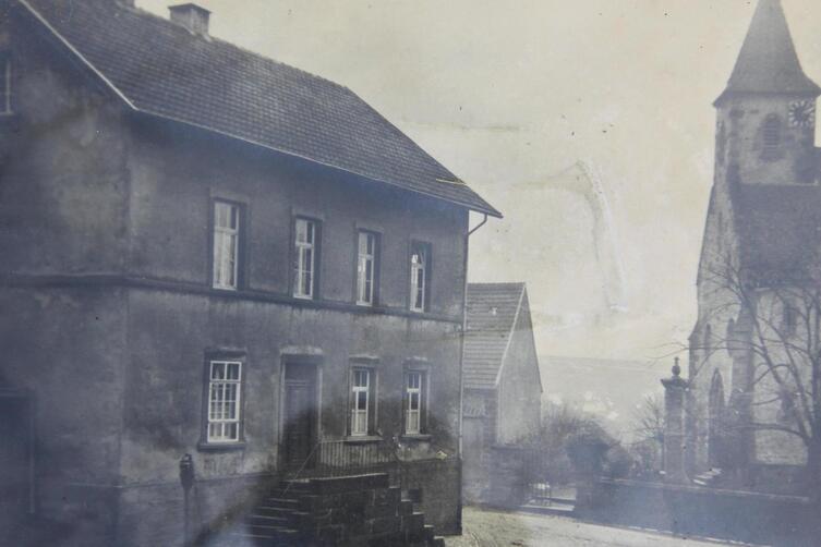 Die ehemalige Dorfschule in Battweiler um das Jahr 1930.