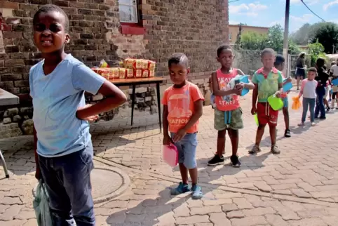 Mehr als 100 Meter lang ist die Schlange der Kinder, die im Township Alexandra auf die Suppen-Ausgabe warten – der oft einzigen 