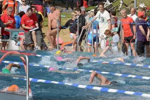 Im Plub-Freibad sollte das erste Team-Mitglied 800 Meter schwimmen (Szene von 2014). 
