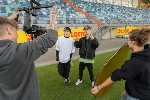 Kameramann Dominik Wolf und Beleuchter Joshua Kim Knaak setzen das Rap-Duo „Bars & Melody" mit Leondre Devries (links) und Charl