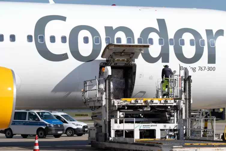 Mit einem Flugzeug von Condor kommen Schutzmasken aus China für Niedersachsen auf dem Flughafen in Hannover an. 
