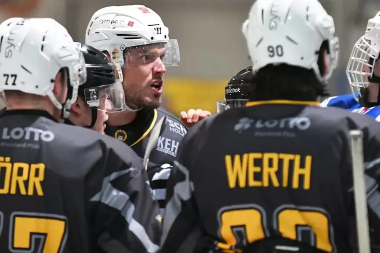 Felix Stokowski (Dritter von links) spielt nun beim EHC Zweibr&uuml;cken. Ihn reizt es herauszufinden, ob er noch Profis mithalten k&ouml;