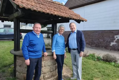 Am Brunnen vor dem Hause Fritzinger in der Heltersberger Friedhofstraße trafen sich Hans Fritzinger, Margrit und Günther Reffert