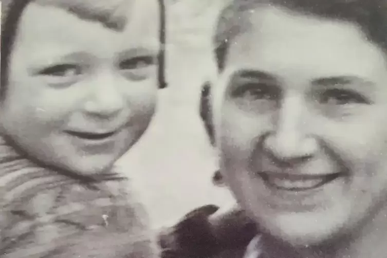 Eine letzte Erinnerung: G&uuml;nther Reffert auf dem Arm seiner Mutter Irene.