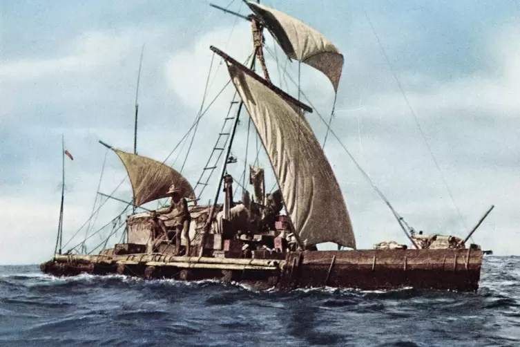 Mit einfachsten Mitteln gebaut: die Kon-Tiki. Thor Heyerdahl kann man beim Angeln sehen.