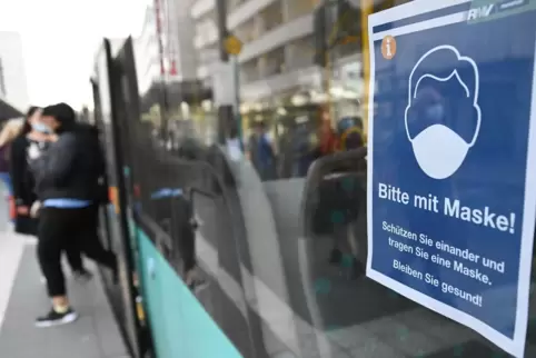 «Bitte mit Maske! Schützen Sie einander und tragen Sie eine Maske. Bleiben Sie gesund!» ist in einem Bus des Rhein-Main-Verkehrs