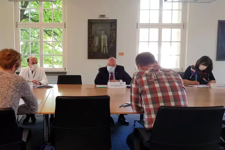 Sicherheit geht vor &ndash; auch bei Pressekonferenzen: (von links) &Auml;rztlicher Direktor G&uuml;nter Layer, Gesch&auml;ftsf&uuml;hrer Hans-Friedrich G