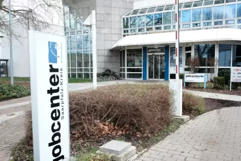 Weil es der saarländischen Wirtschaft schlecht geht, müssen sich die Jobcenter auf mehr Arbeitssuchende einstellen, so die IHK. 