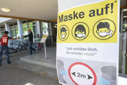 Am Montag haben bestimmte Klassen in Rheinland-Pfalz wieder mit dem Schulunterricht begonnen.
