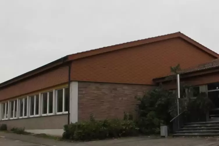 Seit 13 Jahren geschlossen: das ehemalige Lehrschwimmbad in Vinningen.