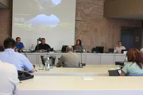 Der Bau- und Verkehrsausschuss in Schifferstadt tagte in der vergangenen Woche. Mundschutze trugen Mitglieder nur beim Betreten 