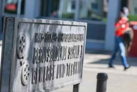 Ein Schüler geht über den Schulhof der Berufsbildenden Schule 1 Gewerbe und Technik (BBS1) in Mainz.