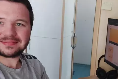 Der Offenbacher Pascal Schnurr am Heim-Arbeitsplatz. Die von ihm mitgestaltete Internet-Präsenz des Handball-Verbandes hat er fü