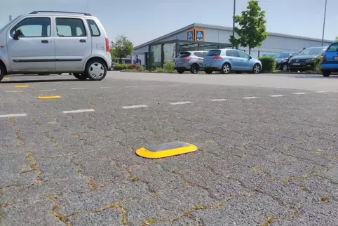Klein und unauffällig, aber für Aldi wichtig: die Parksensoren – hier am Markt in der Industriestraße.