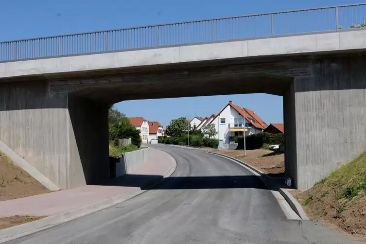 Erpolzheims westliche Ortseinfahrt mit neuer Bahnbrücke und einem Geh- und Radweg (links).