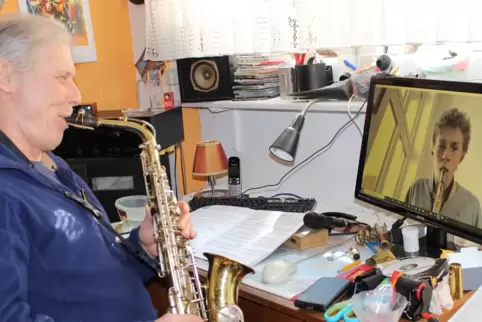 Musiklehrer Thomas Girard spielt mit Schüler Michael Kormann übers Internet Altsaxofon.