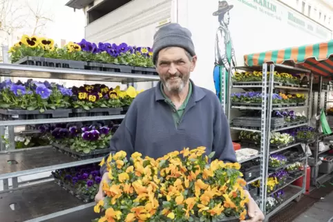 So kennen ihn alle Marktbesucher: Hans Karlin. 