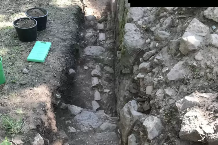 Die Rinnenführung der auf der Burgruine Stauf gefundenen Leitung ist eindeutig. Jetzt werden die Tonziegel genauer untersucht. 