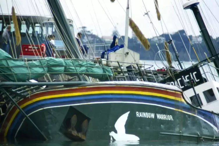 Die gesunkene „Rainbow Warrior“ im Hafen von Auckland.