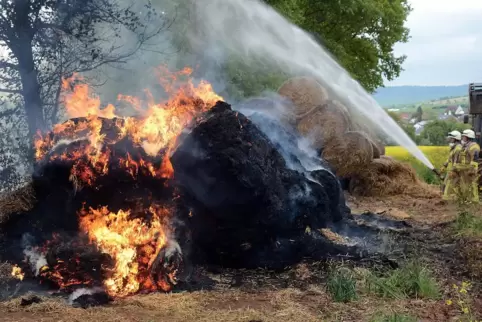 Rund 50 Feuerwehrleute waren am Dienstag stundenlang im Einsatz, um die brennenden Strohballen zu löschen.
