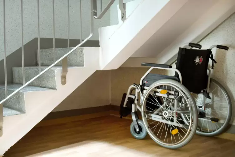 Mit dem Rollstuhl kommt man keine Treppe hoch. Deshalb haben Freunde des Verunglückten Geld für einen Lifter gesammelt.