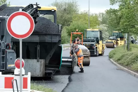 Gebaut wird derzeit noch zwischen den Einfahrten Real und Tedox/Dehner.