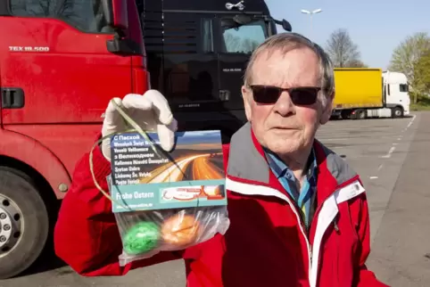 Abschied von den wöchentlichen Runden: Kurz vor Ostern verteilte Brummi-Seelsorger Rainer Heist bunt gefärbte Eier an die Fernfa