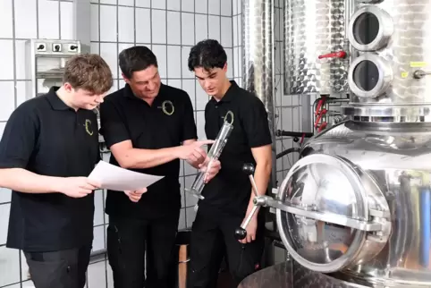Prüfen den Alkoholgehalt des Destillats (von links): Marius, Ralph und Nicolas Anton.