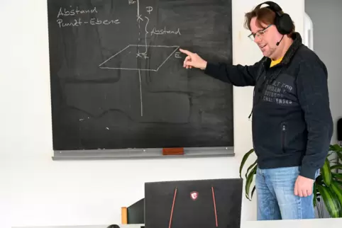 Mathematik per Webkamera: Ken Brat-Reimann beim Online-Unterricht.