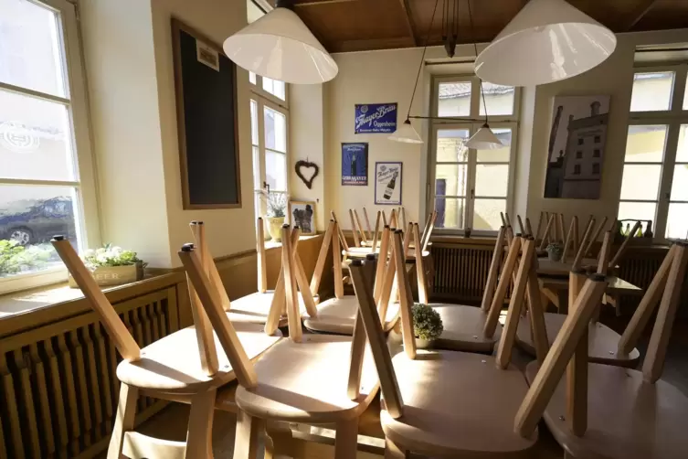 Bei Mayers Brauhaus in Ludwigshafen stehen seit Mitte März die Stühle oben. 