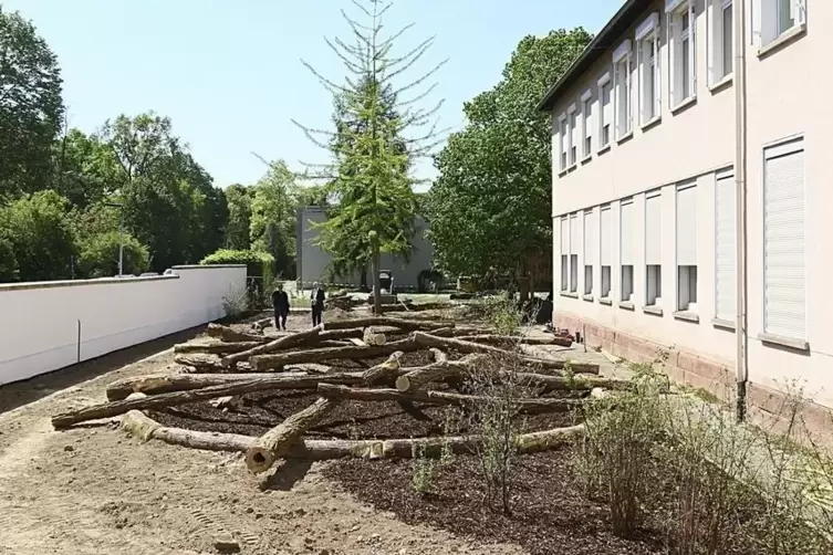 Schon deutlich zu erkennen: das Baumstammmikado in dem Teil des Schulhofes am Niki, der derzeit umgestaltet wird.