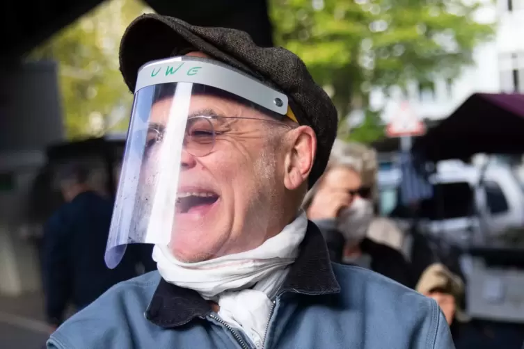 In Hamburg beliefert ein Caf&eacute;-Inhaber mit Gesichtsschutz die Standbetreiber auf dem Isemarkt mit Kaffee. 