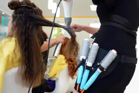 So munter drauflosföhnen, geht noch nicht. Die Friseure müssen penible Hygienevorschriften beachten. 