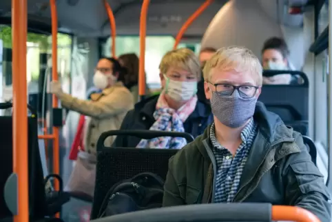 Es ist als rechtmäßig erklärt worden, dass Bürger in Bus und Bahnen Masken tragen müssen.