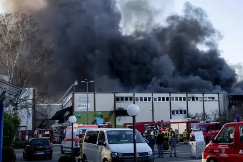 Rauch über dem Werksgelände im Stadtzentrum: Im März war bei Ideal Automotive ein Brand ausgebrochen.